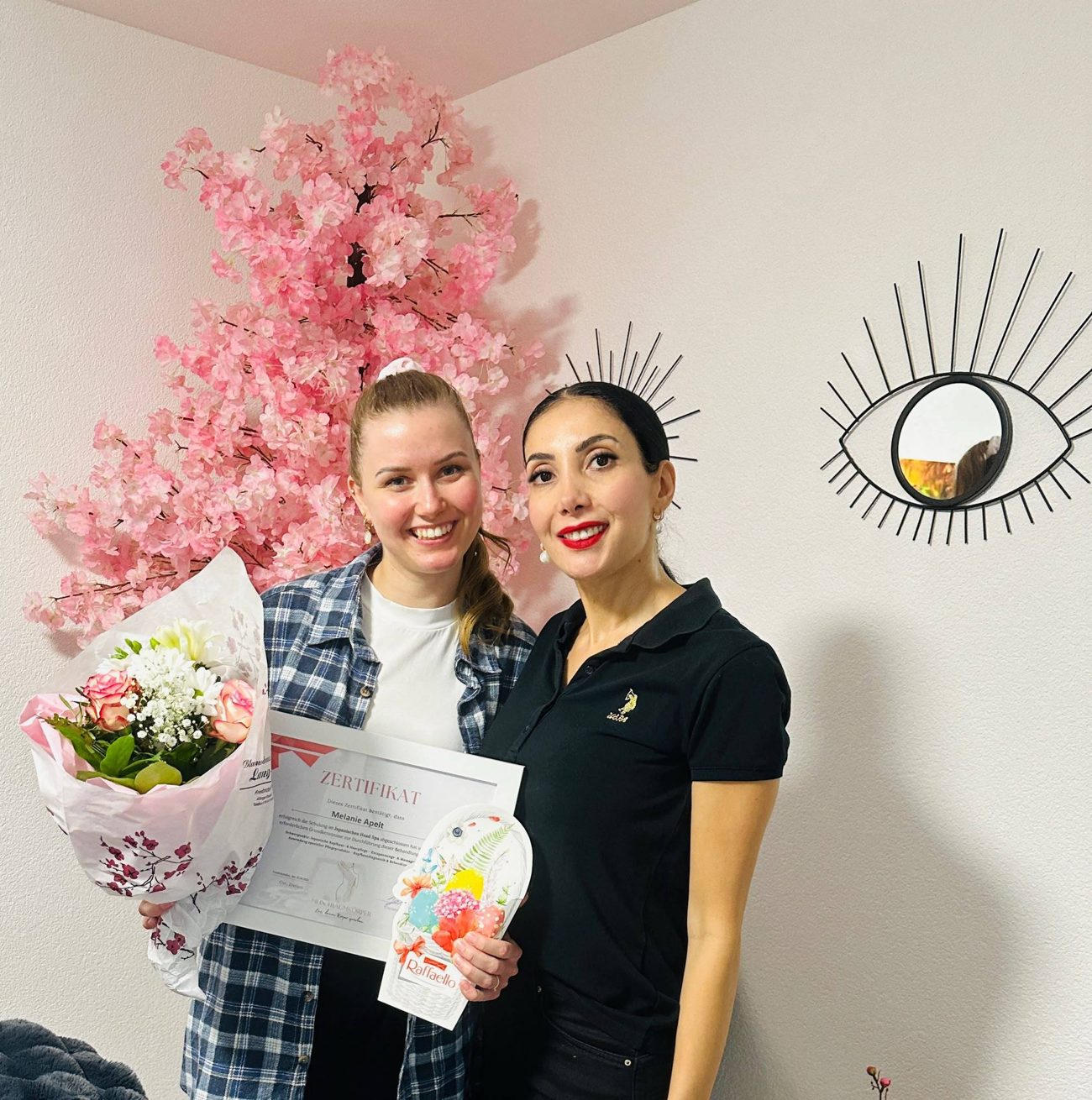 Ilkay Saltik mit einer Absolventin der Head-Spa-Schulung